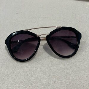 Black oversized oval aviator sunglasses